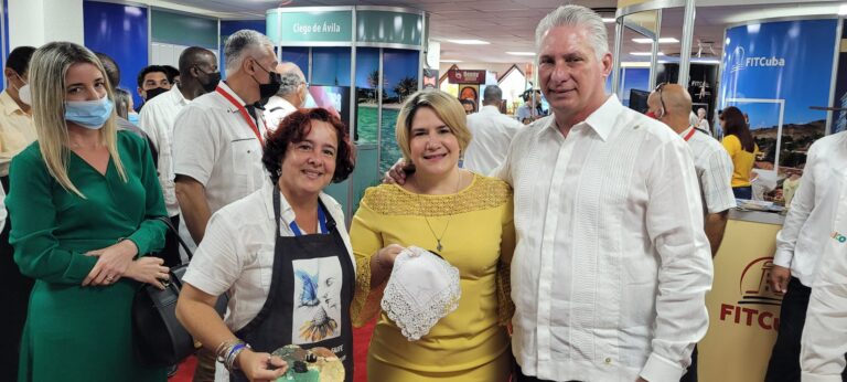 El Presidente cubano junto a la reconocida artista de la plástica y Embajadora Universal de la Paz, Yudit Vidal Faife