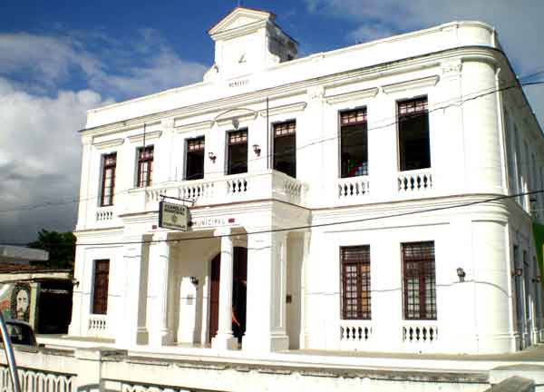 Edificio sede de la Asamblea del Poder Popular de Yaguajay en Calle Maceo No. 7 e/ Pedro Díaz y Zayas