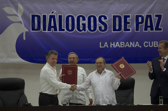 El acuerdo y el apretón de manos. Foto: Ladyrene Pérez