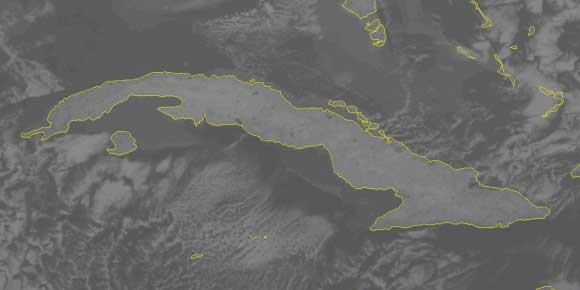 Imagen de satélite infrarroja, justo antes del amanecer de este lunes 16, puede verse Cuba prácticamente despejada y con un tono blanquecino, similar al de las nubes, producto de las bajas temperaturas de la superficie terrestre, que hace distinguibles en tonos más oscuros, cuerpos de agua y accidentes geográficos.