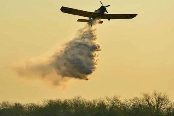 Pilotos y técnicos de la Empresa Nacional de Servicios Aéreos, de Sancti Spíritus, continúan su apoyo por aire a las labores de extinción del incendio forestal de grandes proporciones que ha devorado zonas de la meseta de Pinares de Mayarí, en el este de la provincia de Holguín